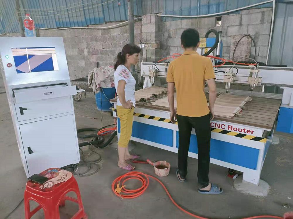 广西柳州女老板订购一台一拖六木工雕刻机评价如何？(图1)